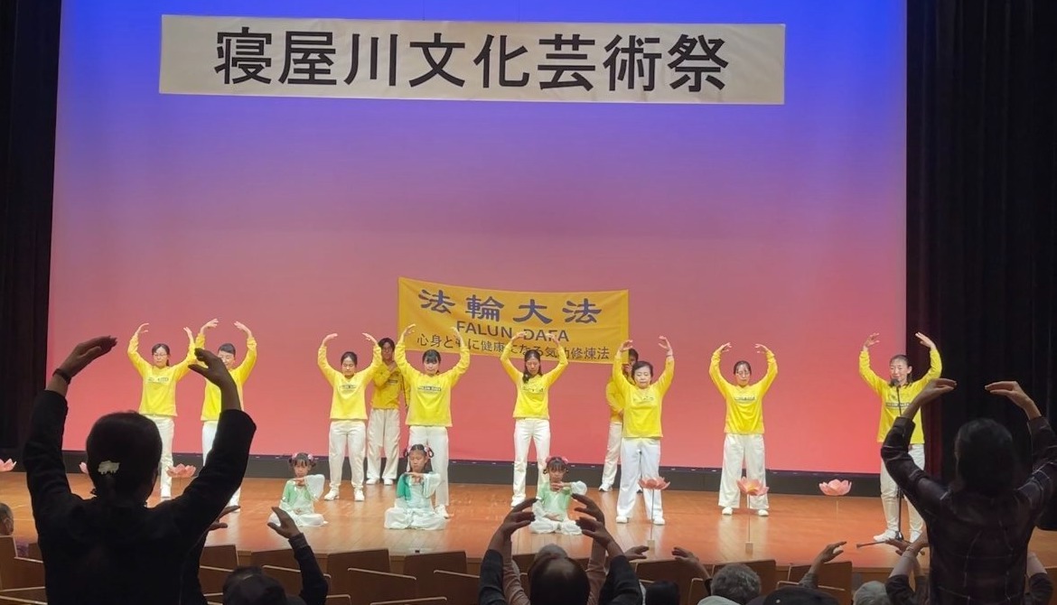 图2:演示第二套功法的法轮功学员