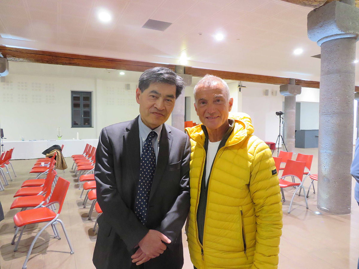 图6:贝尔纳·拉韦谢尔(Bernard Lavayssières,右)与法轮功学员合影。