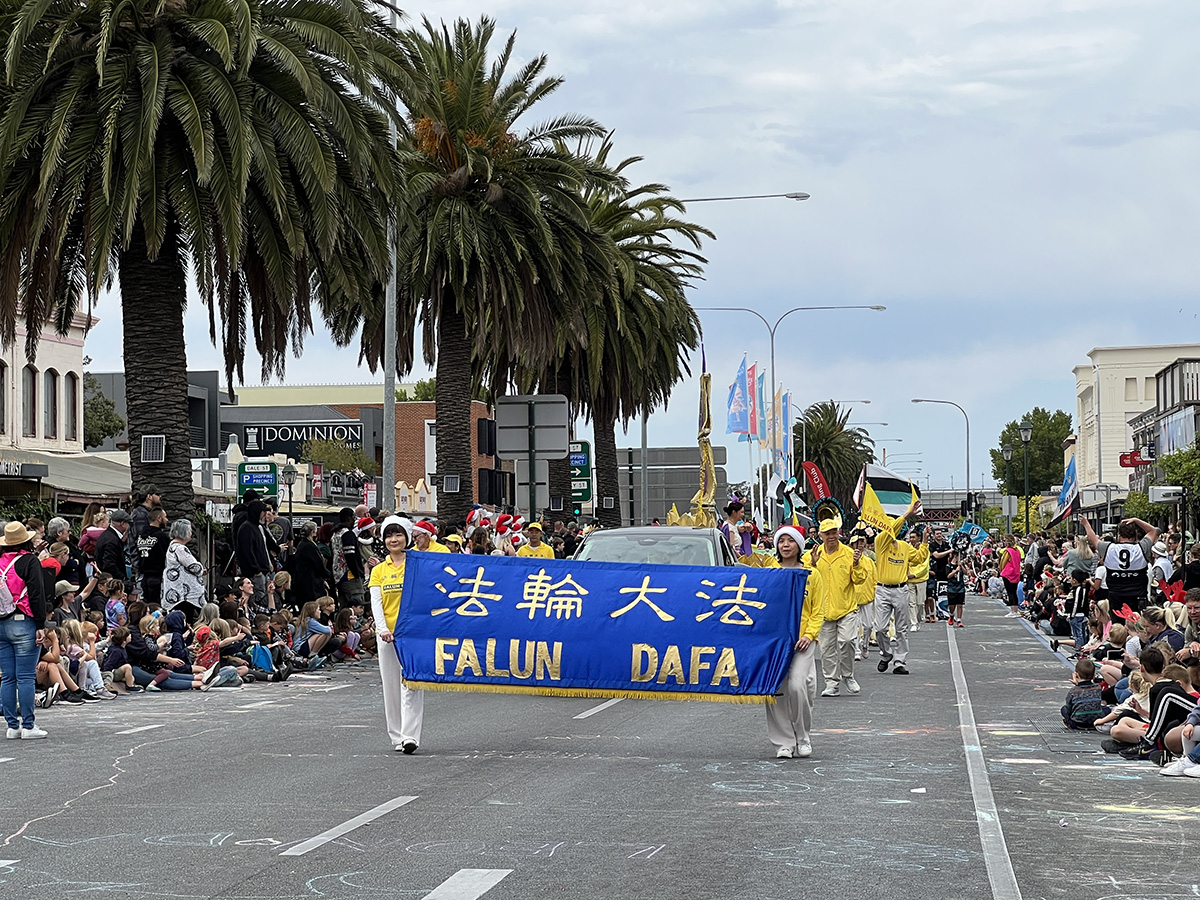 图1:二零二三年十一月十二日,南澳法轮功学员与往年一样参加了阿德莱德港市举办的圣诞游行(Port Adelaide Christmas Parade)。
