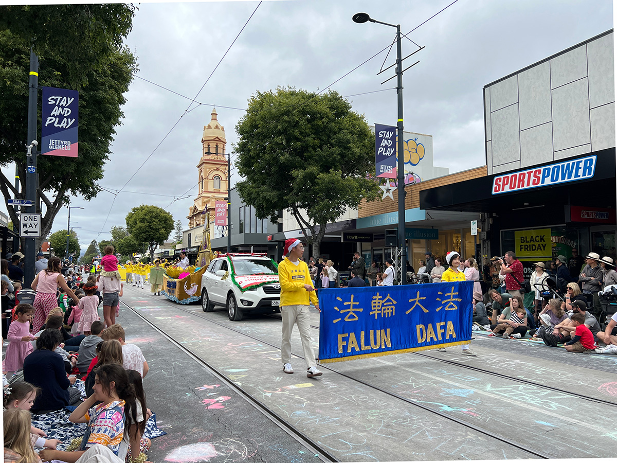 图3:二零二三年十一月二十六日,南澳法轮功学员参加了浩得法斯特湾市格林内尔镇市举办的圣诞游行(Glenelg Christmas Parade),受到市民及游客欢迎。