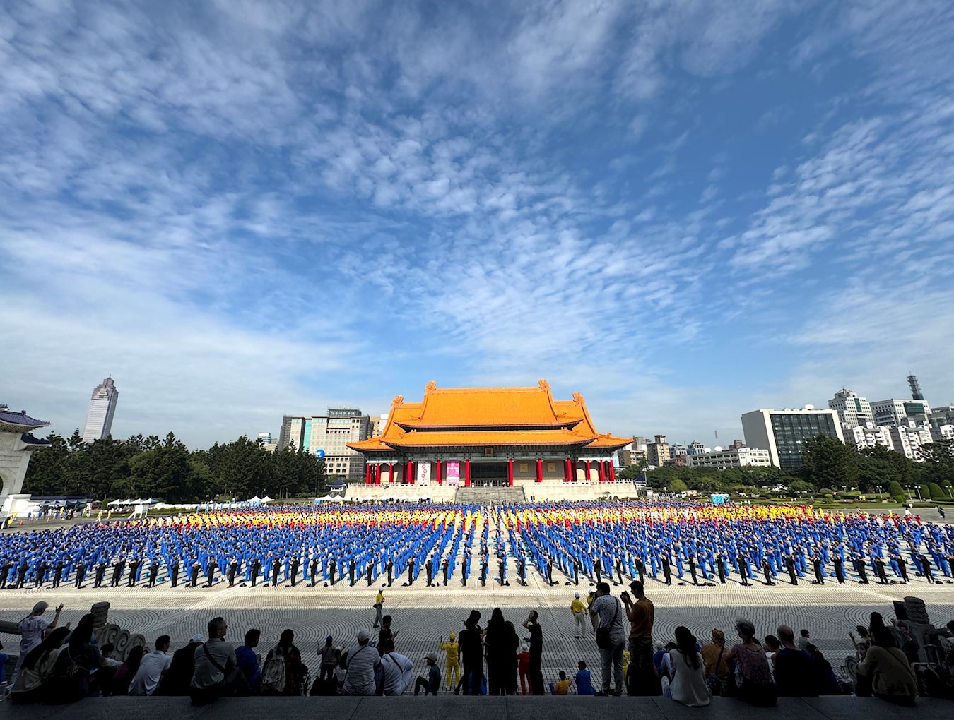 '图2:法轮功学员集体炼功。'
