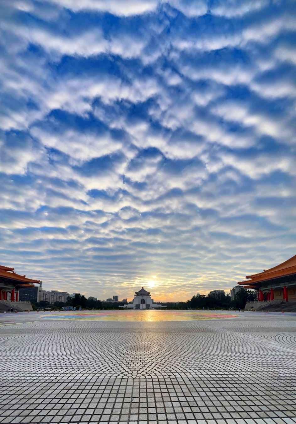 '图3:现场天空祥云满布,瑞彩万千。'