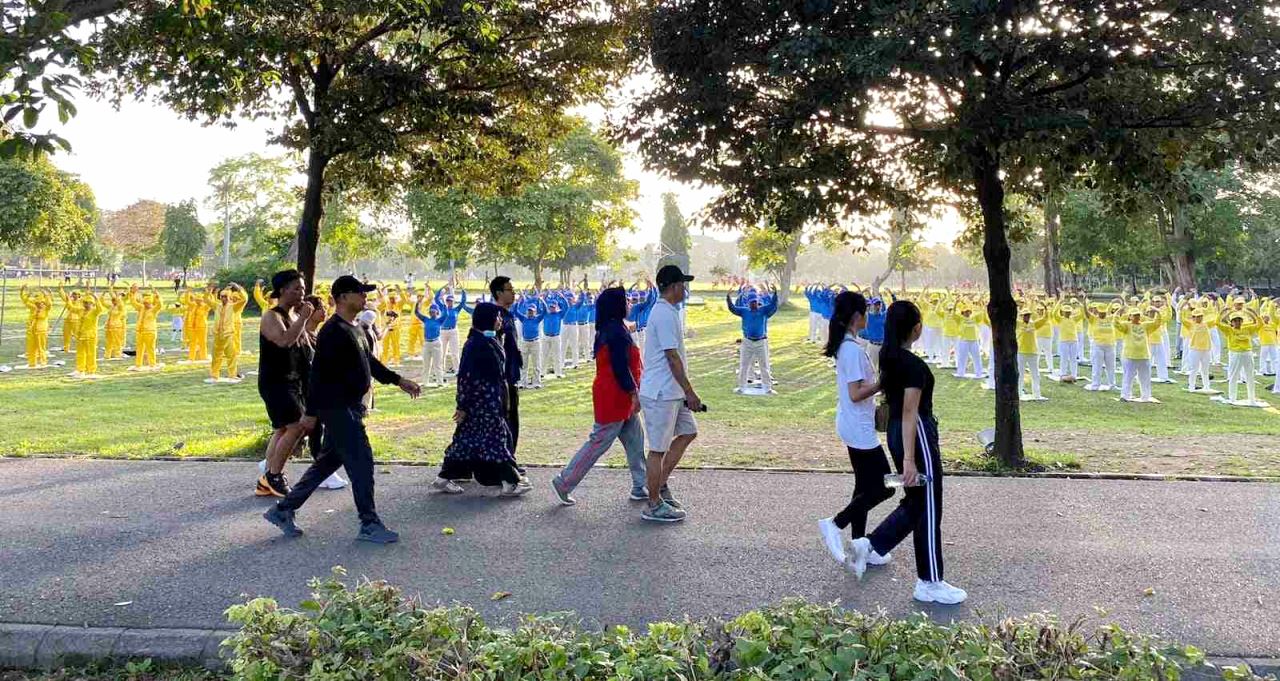 '图1:二零二三年十二月十日,早晨法轮大法学员们以集体炼功开启当天的活动。'
