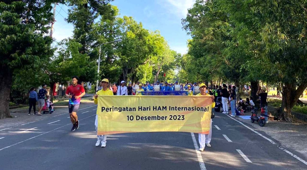 '图2:世界人权日,法轮功学员举行环绕瑞能广场(Lapangan Renon)行程为三公里的游行。'