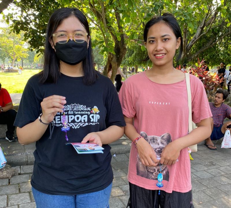'图9:微蒂亚(Widya,左)和朋友签名支持请愿。'