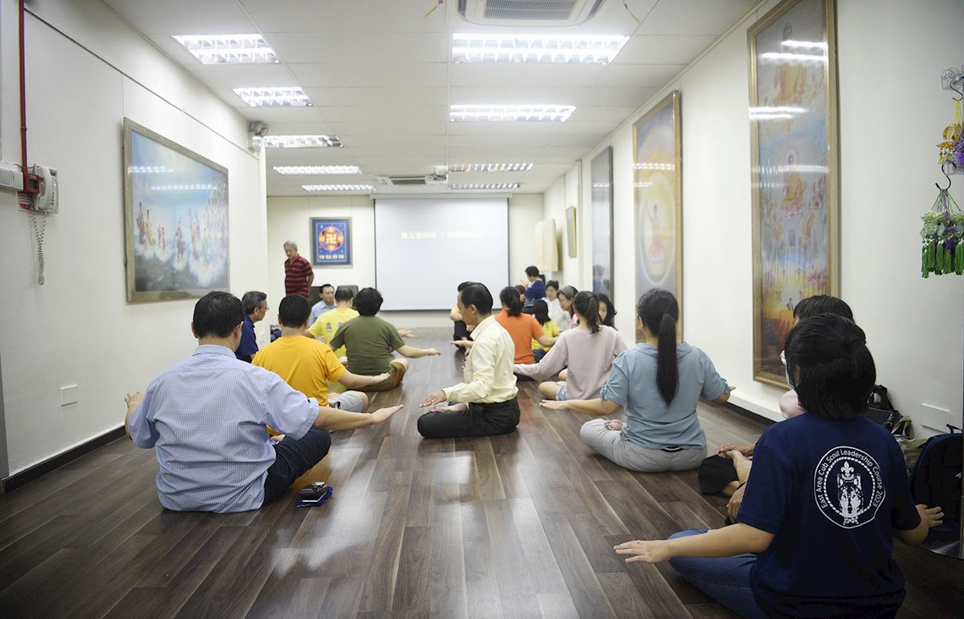 '图4:参加九天班的学员正在学炼法轮功第五套功法——神通加持法。'
