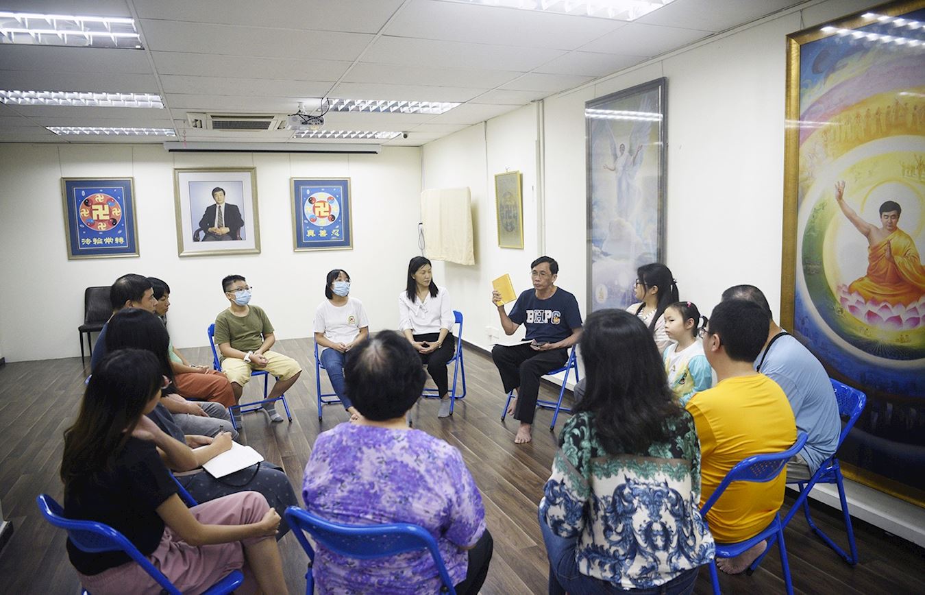 '图5:九天班的最后一天,新学员们坐在一起交流了自己的收获和体会。'
