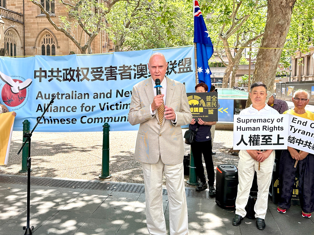 图1:法轮大法澳大利亚佛学会发言人戴乐(John Deller)在集会上发言。