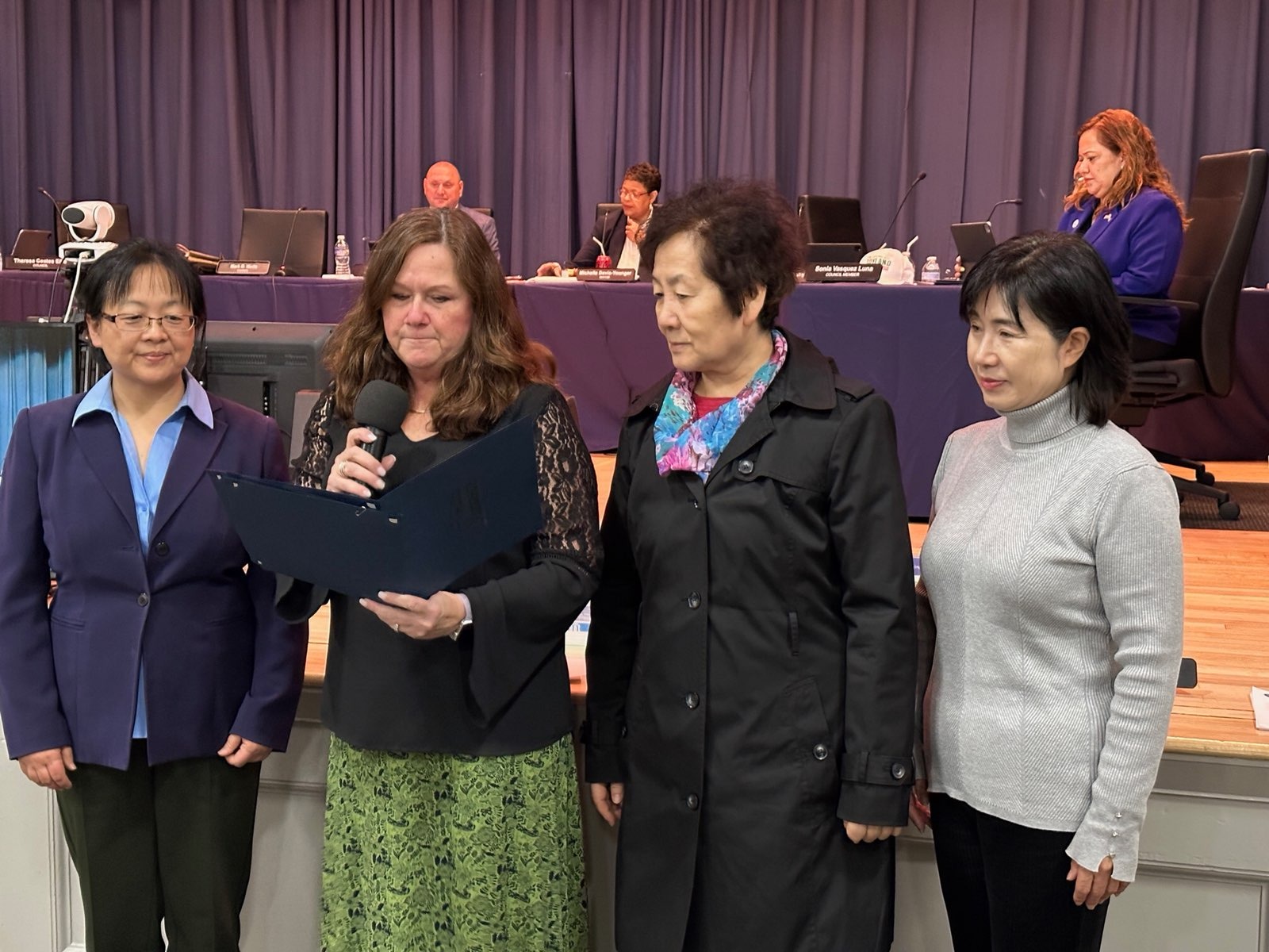 图1:马纳萨斯市副市长塞贝斯基(Pamela Sebesky)(左二)在市议会上,亲自向当地法轮功学员颁发了这份决议案。
