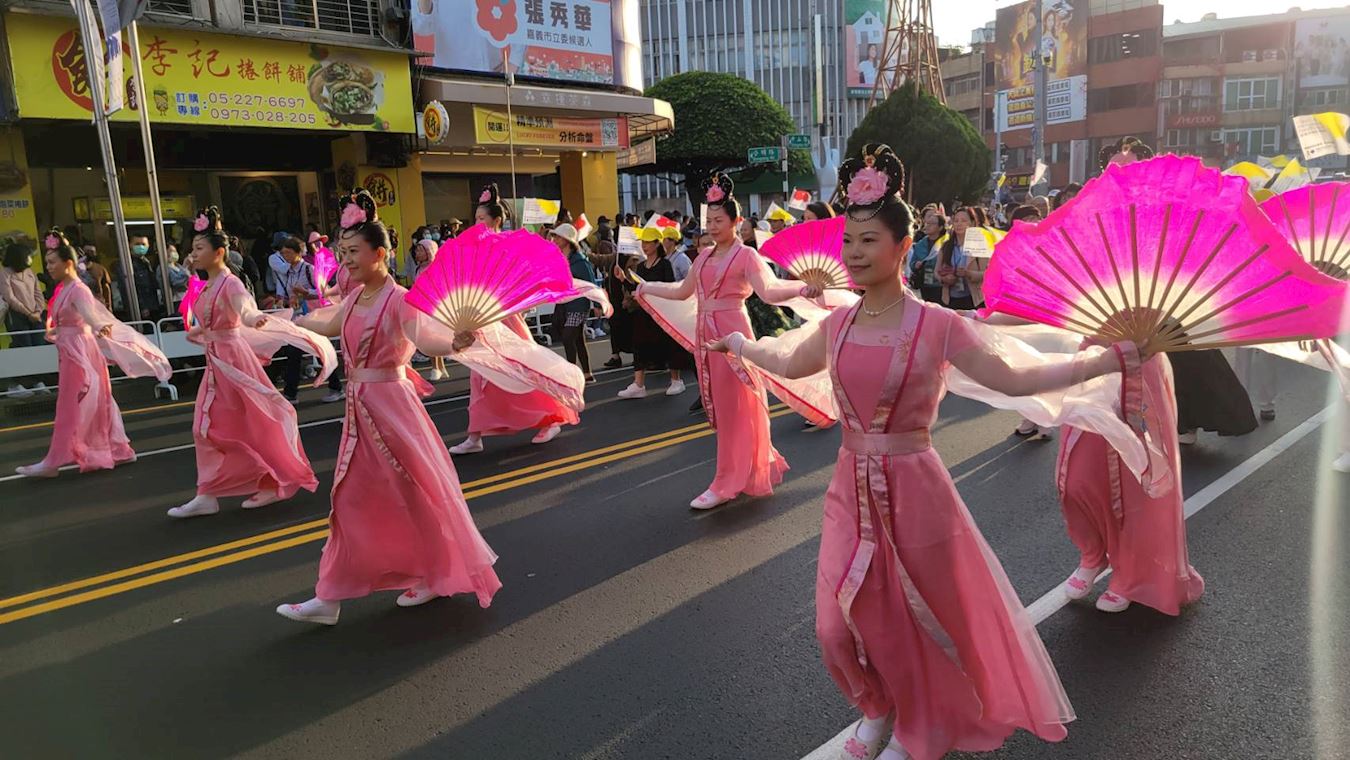 '图1~4:于二零二三年十二月十六日,台湾法轮大法天国乐团受邀参加今年的台湾嘉义市“国际管乐节”嘉年华踩街,受到沿途观众的欢迎。'