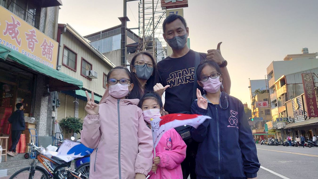 '图6:林女士一家人对天国乐团比赞,谢谢团员带来好的音乐。'