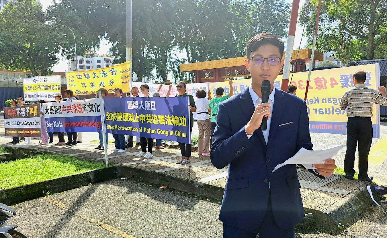 '图2~3:法轮功学员在中领馆前,用中文和马来文宣读声明文。'