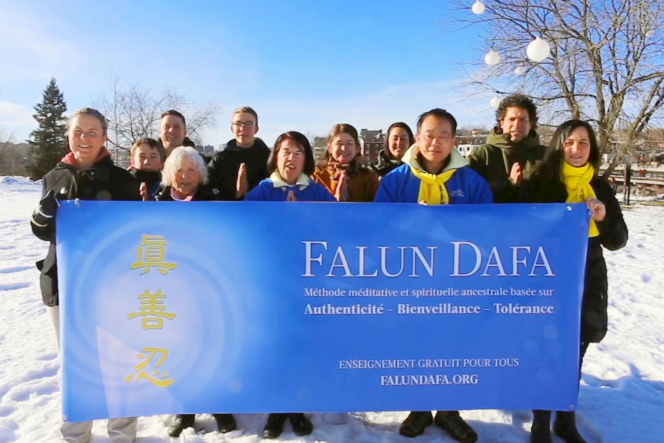 '图3:二零二四新年到来之际,舍布鲁克市法轮功学员向法轮大法创始人李洪志大师恭贺新年好。'