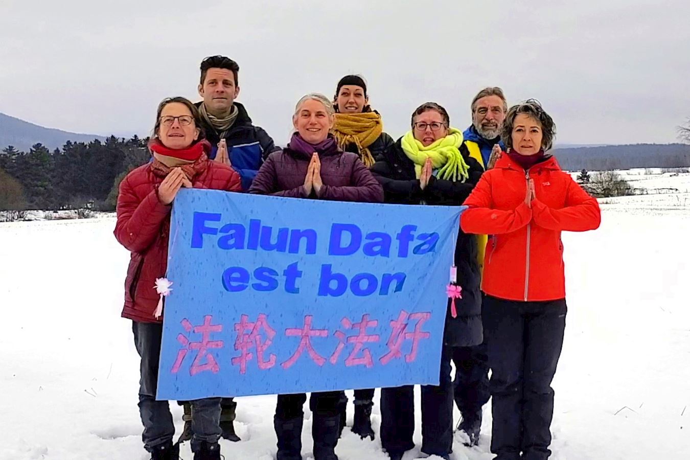 '图4:二零二四新年到来之际,圣阿德良(St-Adrien)法轮功学员向法轮大法创始人李洪志大师恭贺新年好。'
