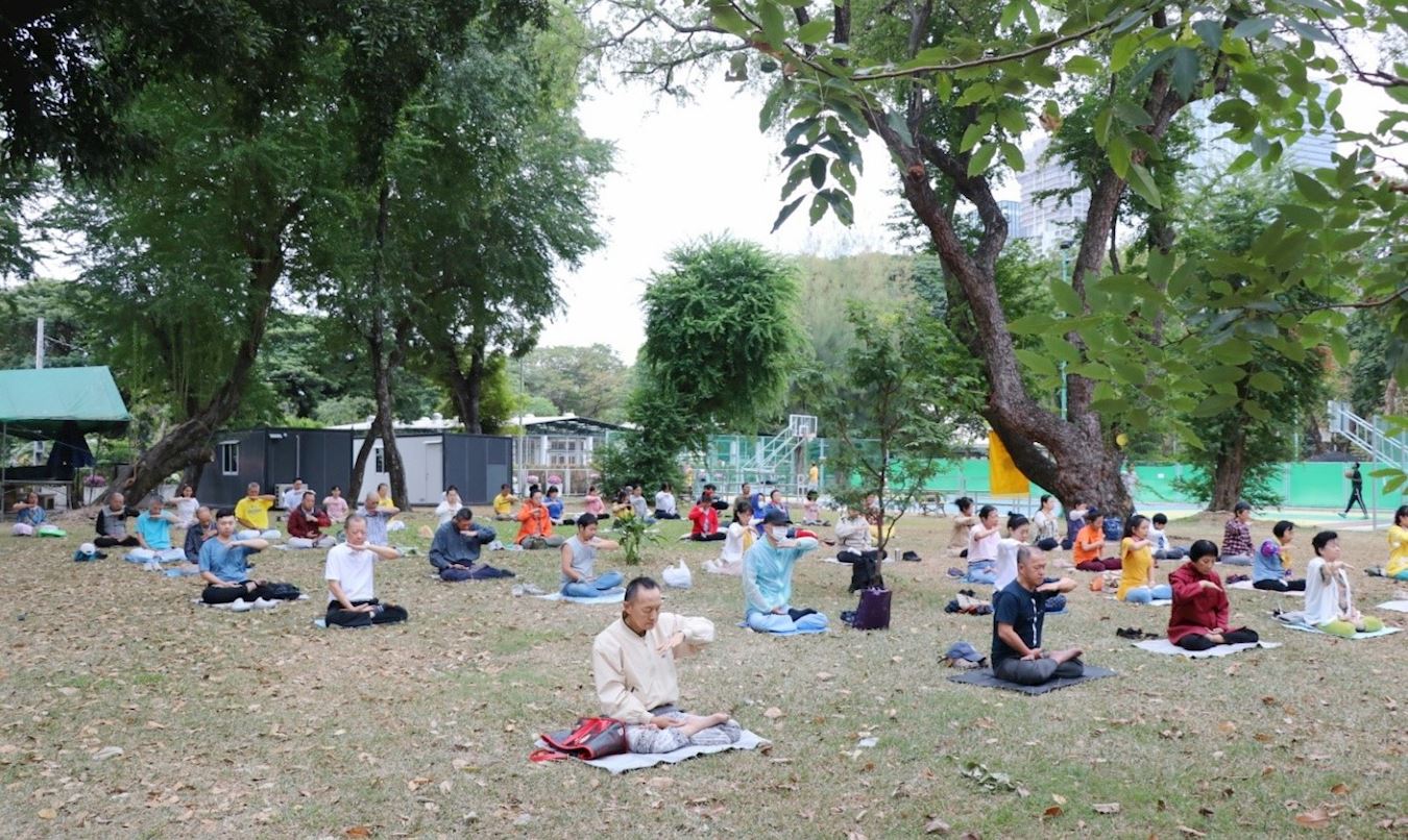 '图1:二零二三年十二月二四日,泰国部份法轮功学员在曼谷是乐园(Lumphini Park)晨炼法轮功五套功法。'