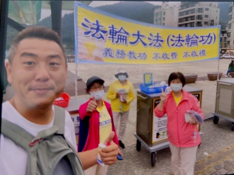图3:从质疑到明白真相的游客(左一)主动拿起相机和学员一起拍照,并竖起大拇指。