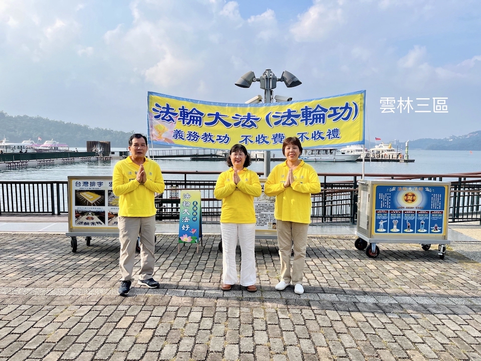图4:知名化妆品分店经理,法轮功学员惠翔(中),帮来自大陆有缘游客“三<span style='max-width:0px!important;margin-left:-4px;color:#eee!important;'>:</span>退<span style='max-width:0px!important;margin-left:-4px;color:#eee!important;'>.</span>”。