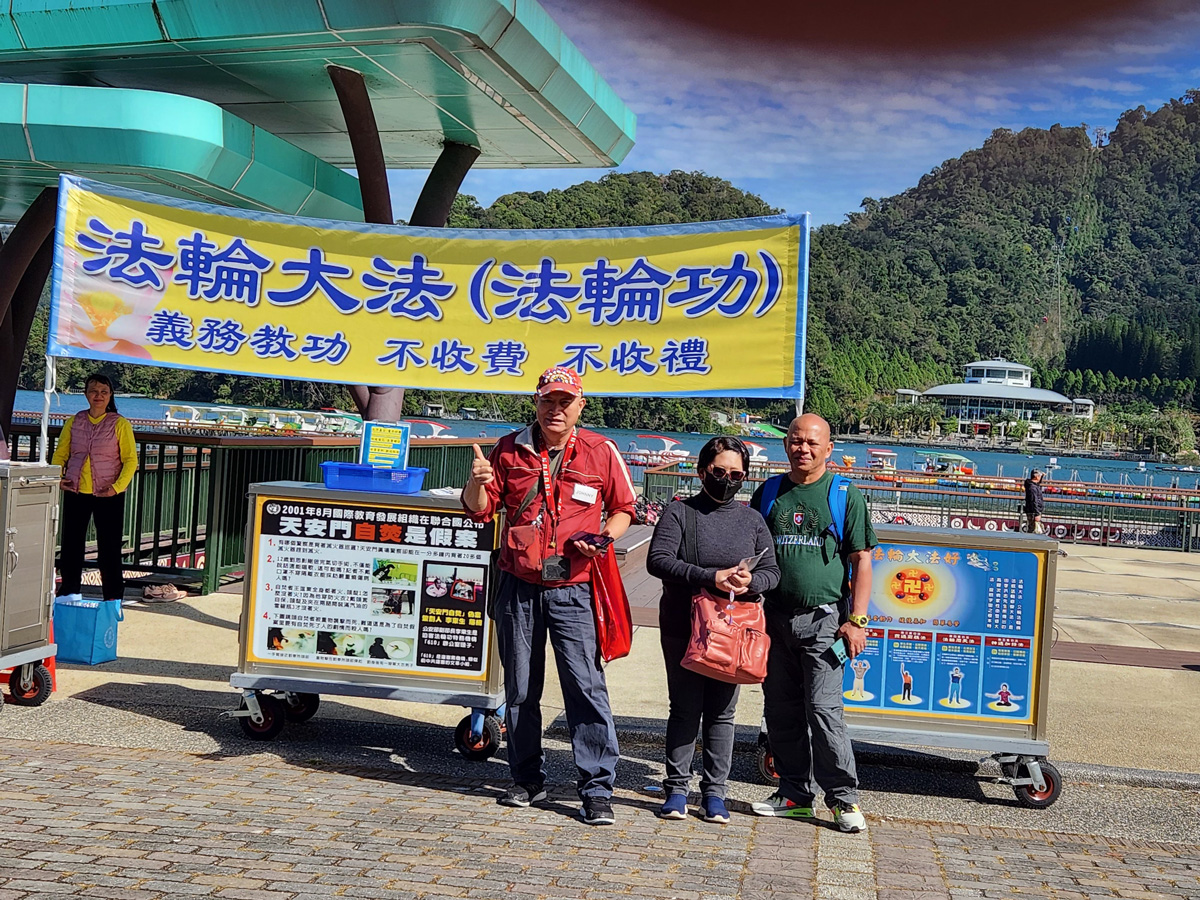 图6:一导游带着菲律宾游客,主动向游客介绍法轮功,并竖起大拇指赞“法轮大法好!”
