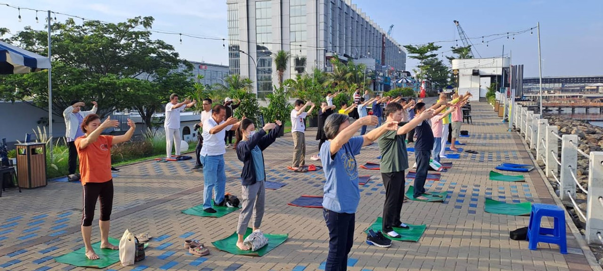 图1:部份法轮功学员在雅加达北部PIK小湾区(Cove at Batavia PIK)集体炼功。