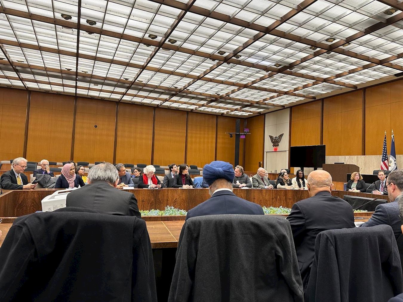 '图2:二零二三年十二月七日,“国际宗教自由圆桌会议”在美国国务院大楼内举办了例会,华盛顿DC法轮大法学会的代表在会上发言。图为例会的现场。'