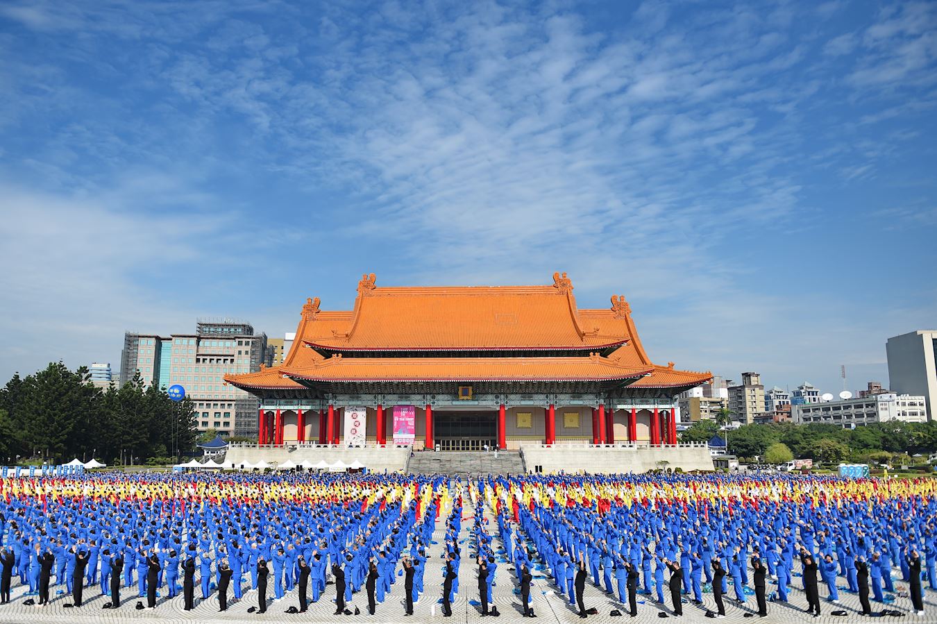 '图2~4:五千两百名法轮功学员于排字结束后,举行集体炼功。'