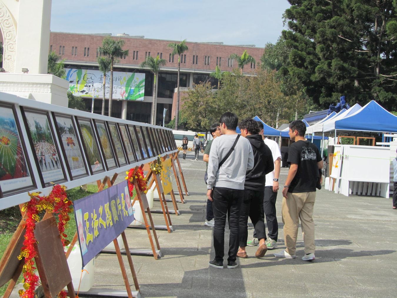 '图7~8:民众驻足展板前,了解法轮功真相。'
