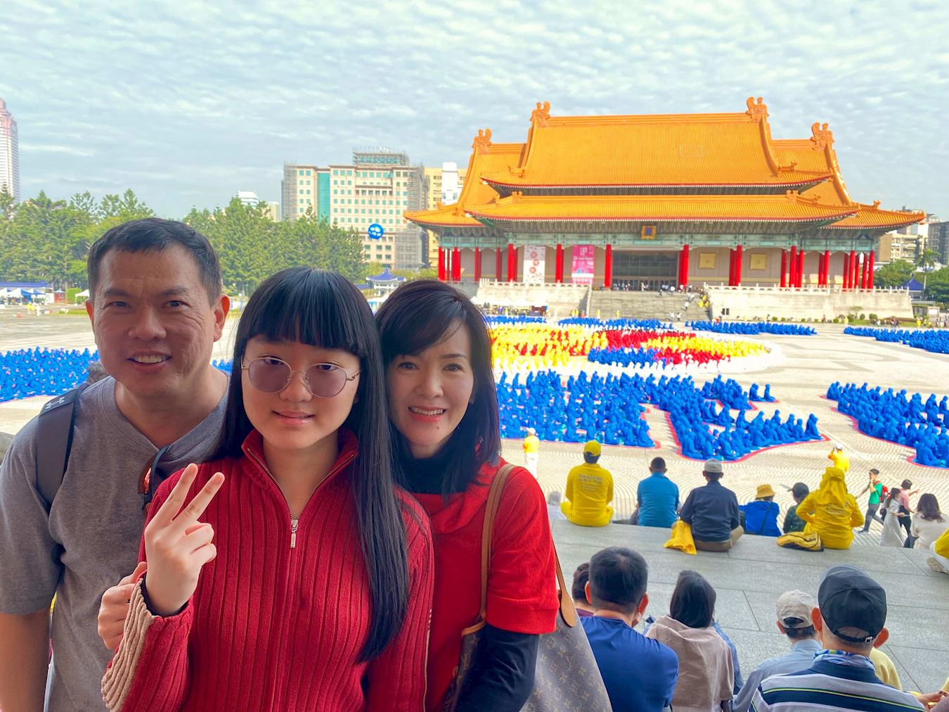 '图9:新加坡杨先生一家人见证法轮功学员排字活动的盛大。'