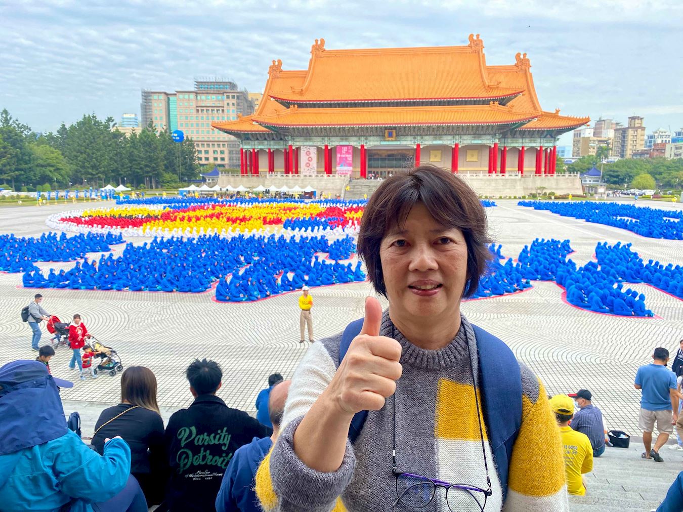 '图10:薛美玉赞赏法轮功学员。'
