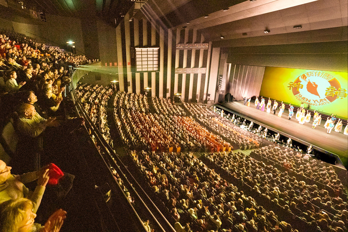 图2:二零二三年二月十一日和十二日,神韵环球艺术团在法国图尔国际会议中心上演的三场演出均大爆满。图为十二日下午场演出大爆满的盛况。(大<span style='max-width:0px!important;margin-left:-4px;color:#eee!important;'>.</span>纪<span style='max-width:0px!important;margin-left:-4px;color:#eee!important;'>.</span>元<span style='max-width:0px!important;margin-left:-4px;color:#eee!important;'>;</span>)