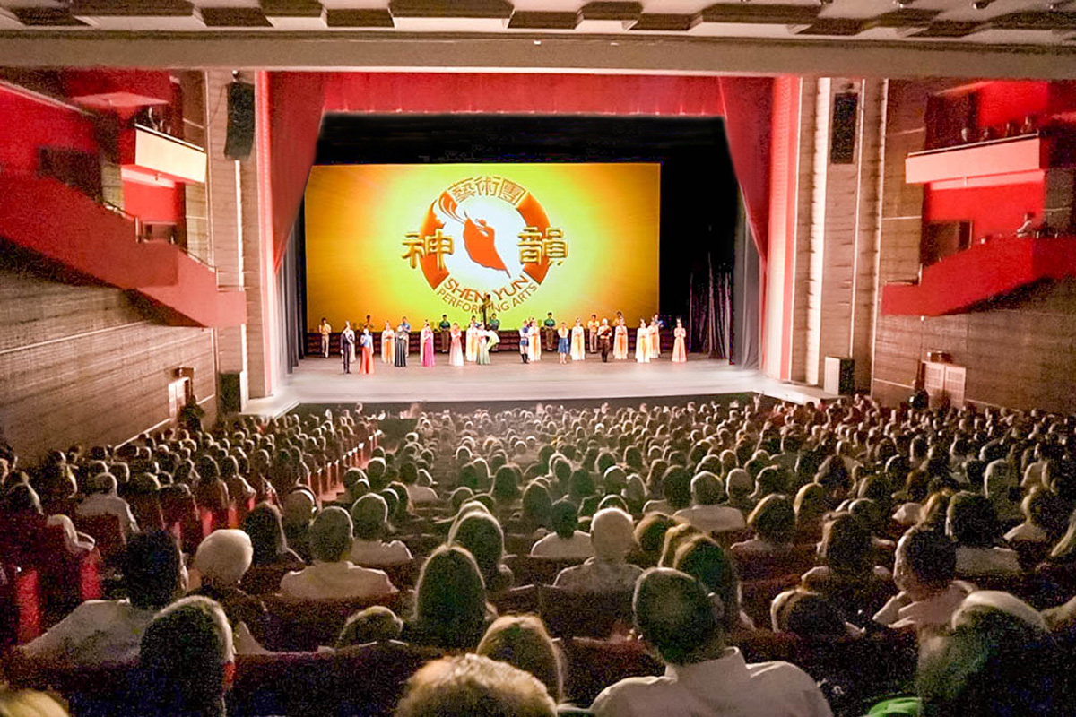图8:二零二三年二月七日晚,神韵巡回艺术团在多米尼加圣地亚哥的第二场演出爆满加座,为此次神韵首临加勒比海地区,在第一个国家的巡回演出画上圆满的句号。(大<span style='max-width:0px!important;margin-left:-4px;color:#eee!important;'>.</span>纪<span style='max-width:0px!important;margin-left:-4px;color:#eee!important;'>.</span>元<span style='max-width:0px!important;margin-left:-4px;color:#eee!important;'>;</span>)