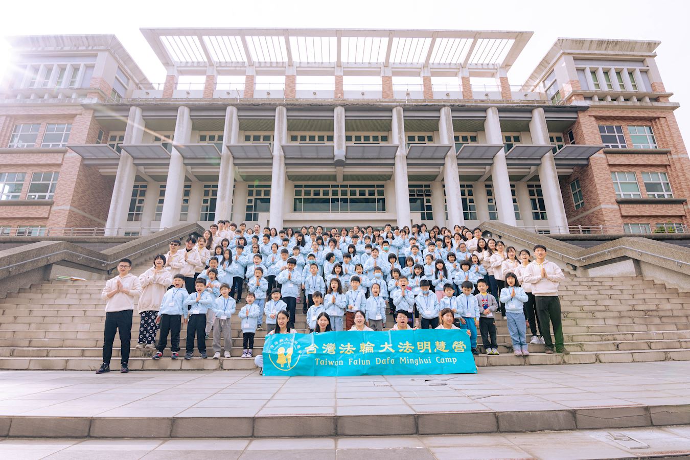 '图1:所有参与明慧冬令营活动的法轮功学员合影。'