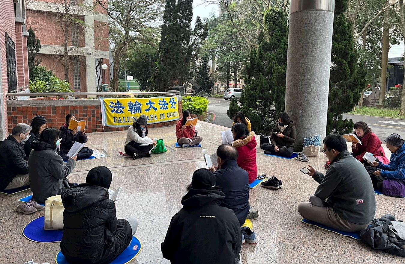 '图3:炼完功后,学员们一起恭读李洪志师父的经文。'