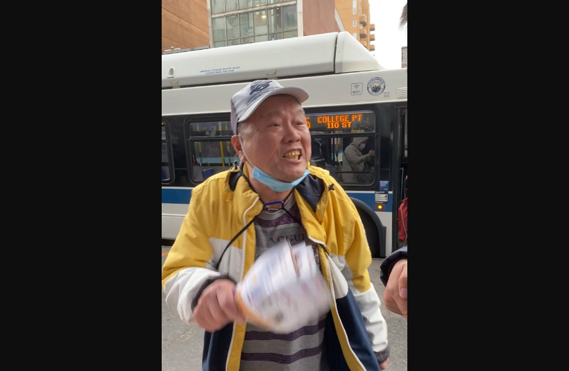 图2:二月十六日下午,齐中平再次在法拉盛缅街的法轮功真相点前,辱骂、挑衅。(法轮功学员提供)