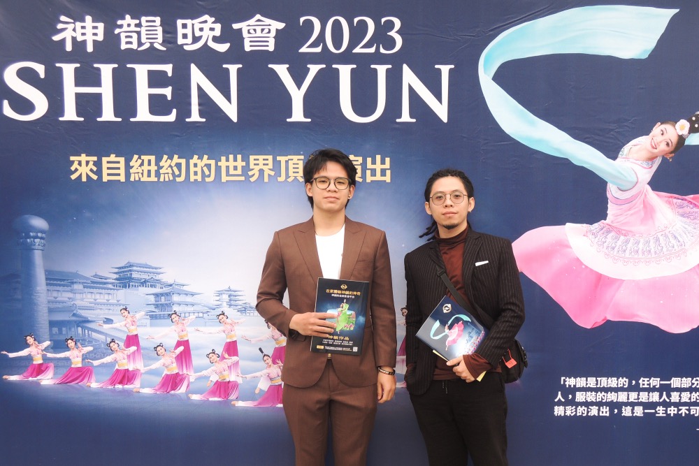 图7:二零二三年二月二十四日午间,越南珠宝设计师LONG(文宝隆)(右)和弟弟观赏神韵世界艺术团在苗北艺文中心的第一场演出。(大<span style='max-width:0px!important;margin-left:-4px;color:#eee!important;'>.</span>纪<span style='max-width:0px!important;margin-left:-4px;color:#eee!important;'>.</span>元<span style='max-width:0px!important;margin-left:-4px;color:#eee!important;'>;</span>)