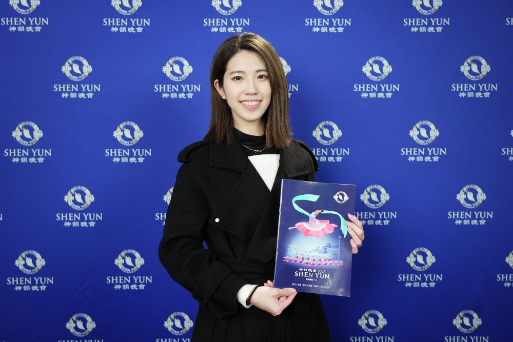 图10:二零二三年二月二十四日午间,新竹知名网美里长、新竹市东区埔顶里里长何芝宁观赏神韵世界艺术团在苗栗县苗北艺文中心的首场演出。