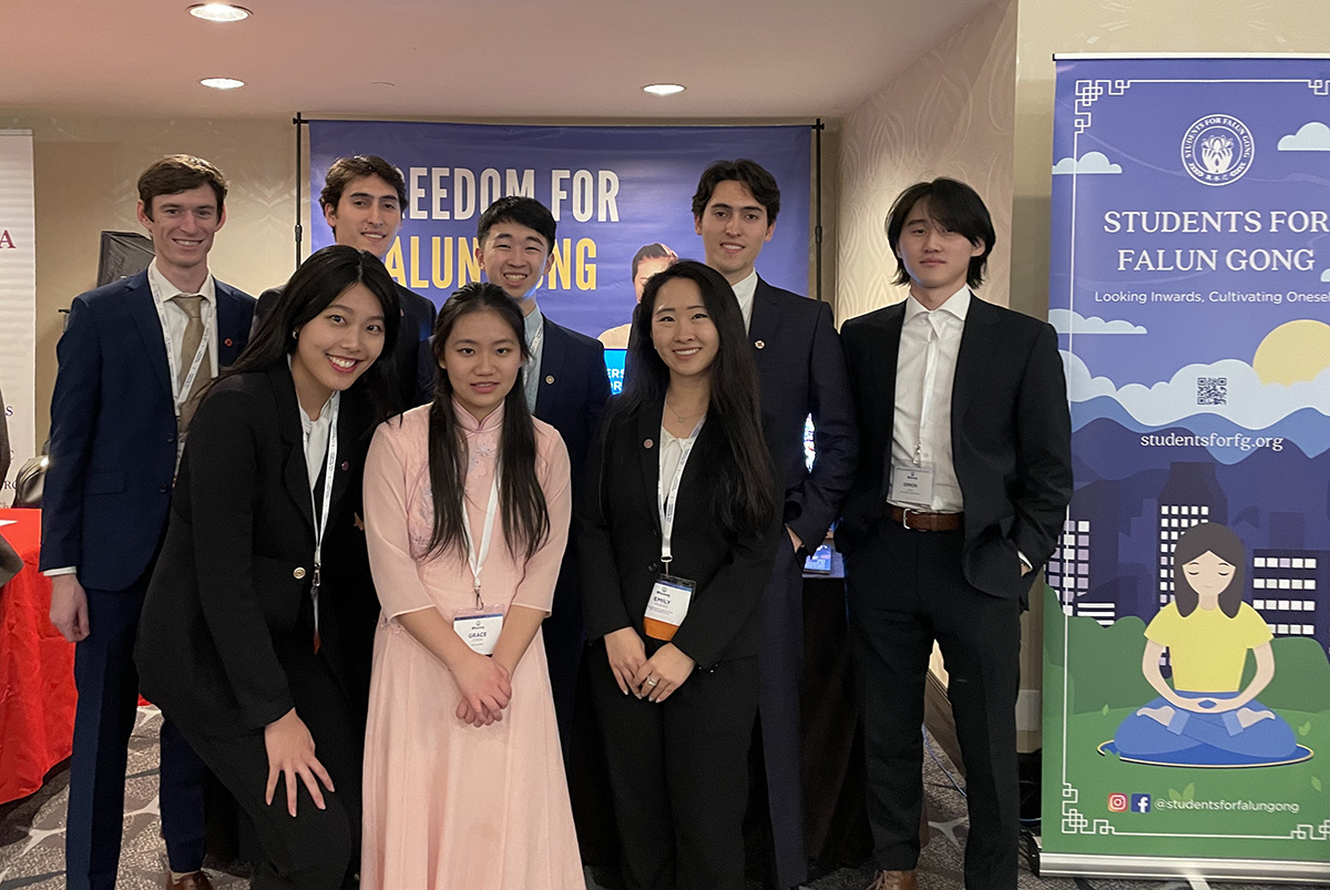 图1:二零二三年一月三十一日至二月一日,“学生支持法轮功组织”(SFFG)和“法轮大法信息中心”(FDI)的青年法轮功学员参加了国际宗教自由峰会,传播法轮功的真相。图为,参加此次峰会的青年法轮功学员合影。