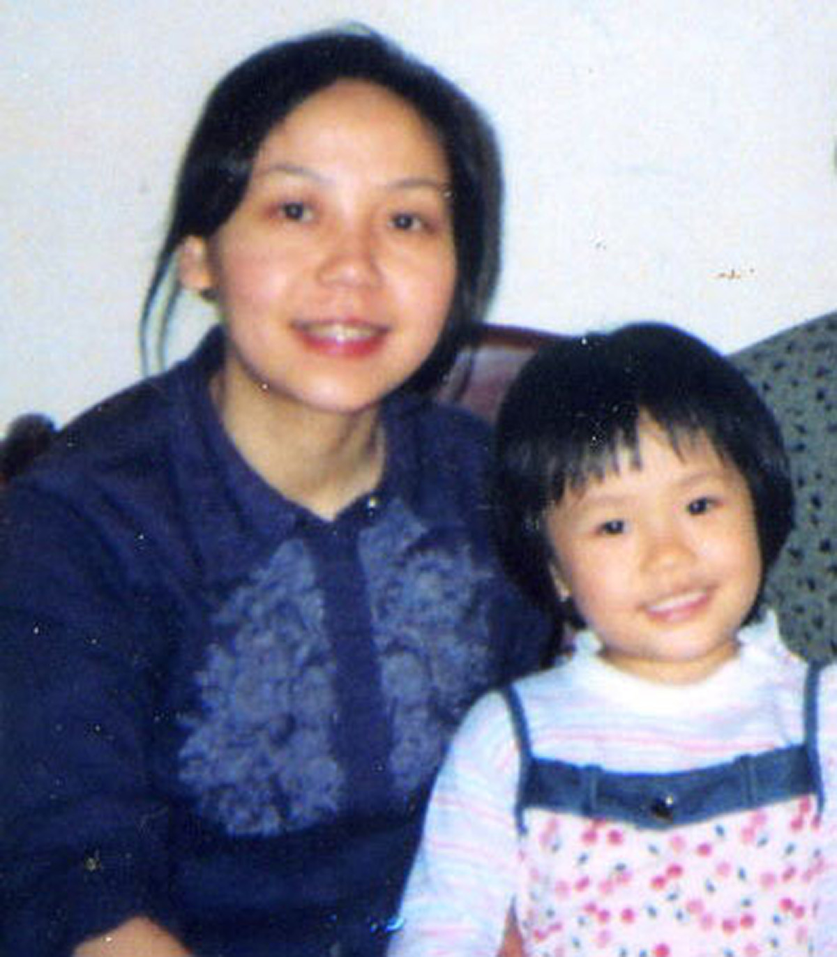 图3:格蕾丝儿时和她的母亲曹志敏女士的合影。曹志敏女士因修炼法轮功目前在中国被非法关押。