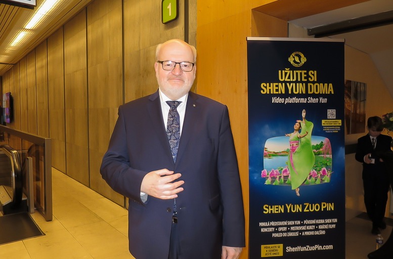 图9:二零二三年三月十日,捷克前文化部长、荣誉大使丹尼尔·赫尔曼(Daniel Herman)在捷克布拉格会议中心(Prague Congress Center)观看了美国神韵环球艺术团的演出。(大<span style='max-width:0px!important;margin-left:-4px;color:#eee!important;'>.</span>纪<span style='max-width:0px!important;margin-left:-4px;color:#eee!important;'>.</span>元<span style='max-width:0px!important;margin-left:-4px;color:#eee!important;'>;</span>)