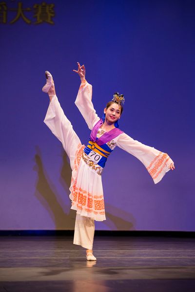 图4:周歌表演的《女娲补天》获得第六届“全世界中国舞舞蹈大赛”青年女子组金奖。(明慧网)