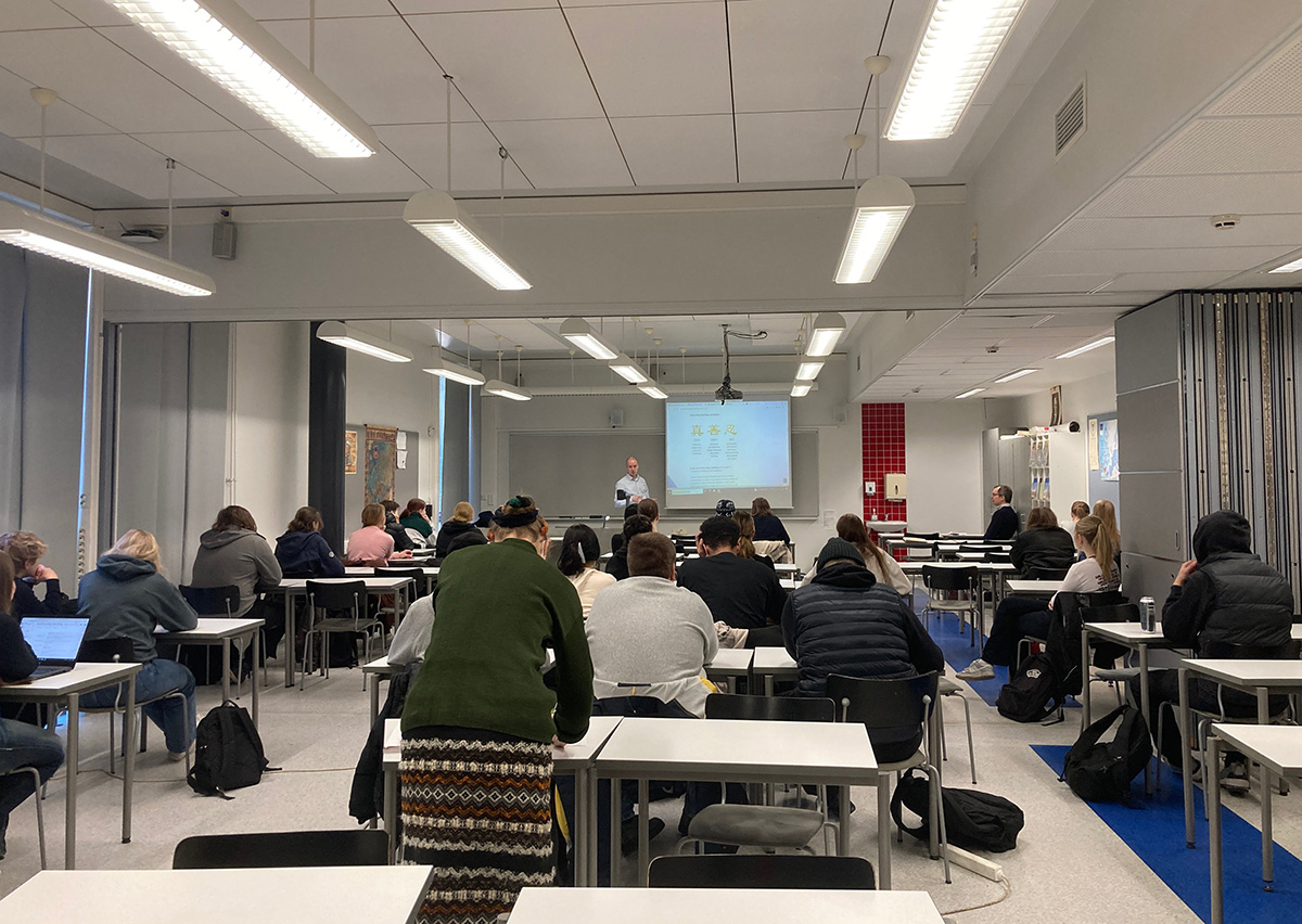 图1:法轮功学员在芬兰万塔市(Vantaa)缇库里拉高中(Tikkurilan Lukio)的课堂上介绍法轮功及其真相。