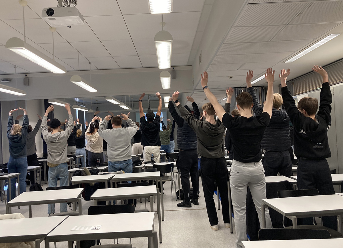 图2:老师和学生认真学炼功法