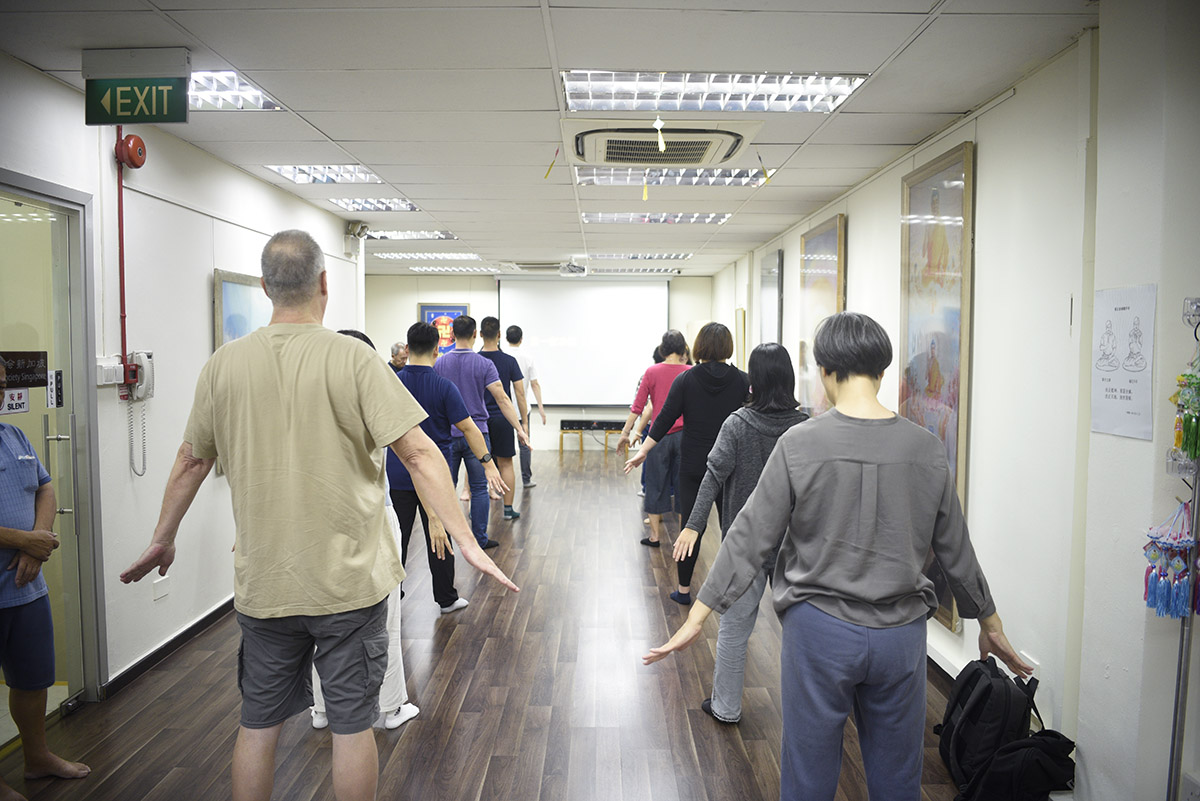 图2:参加九天班的学员正在学炼法轮功第一套功法,佛展千手法。