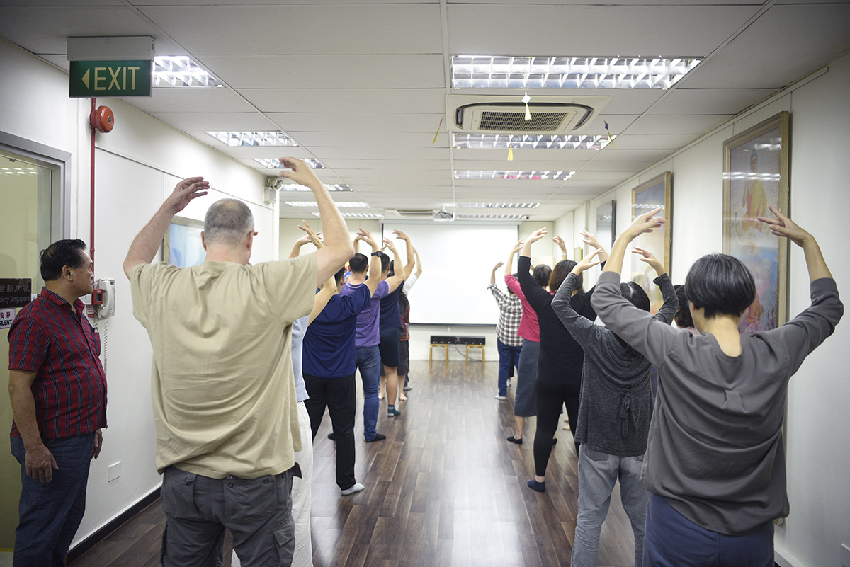 图3:参加九天班的学员正在学炼法轮功第二套功法,法轮桩法。