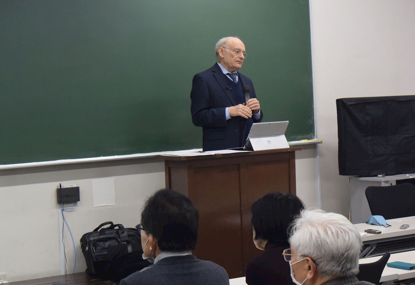 '图1:著名人权律师大卫・麦塔斯在座谈会中发言'