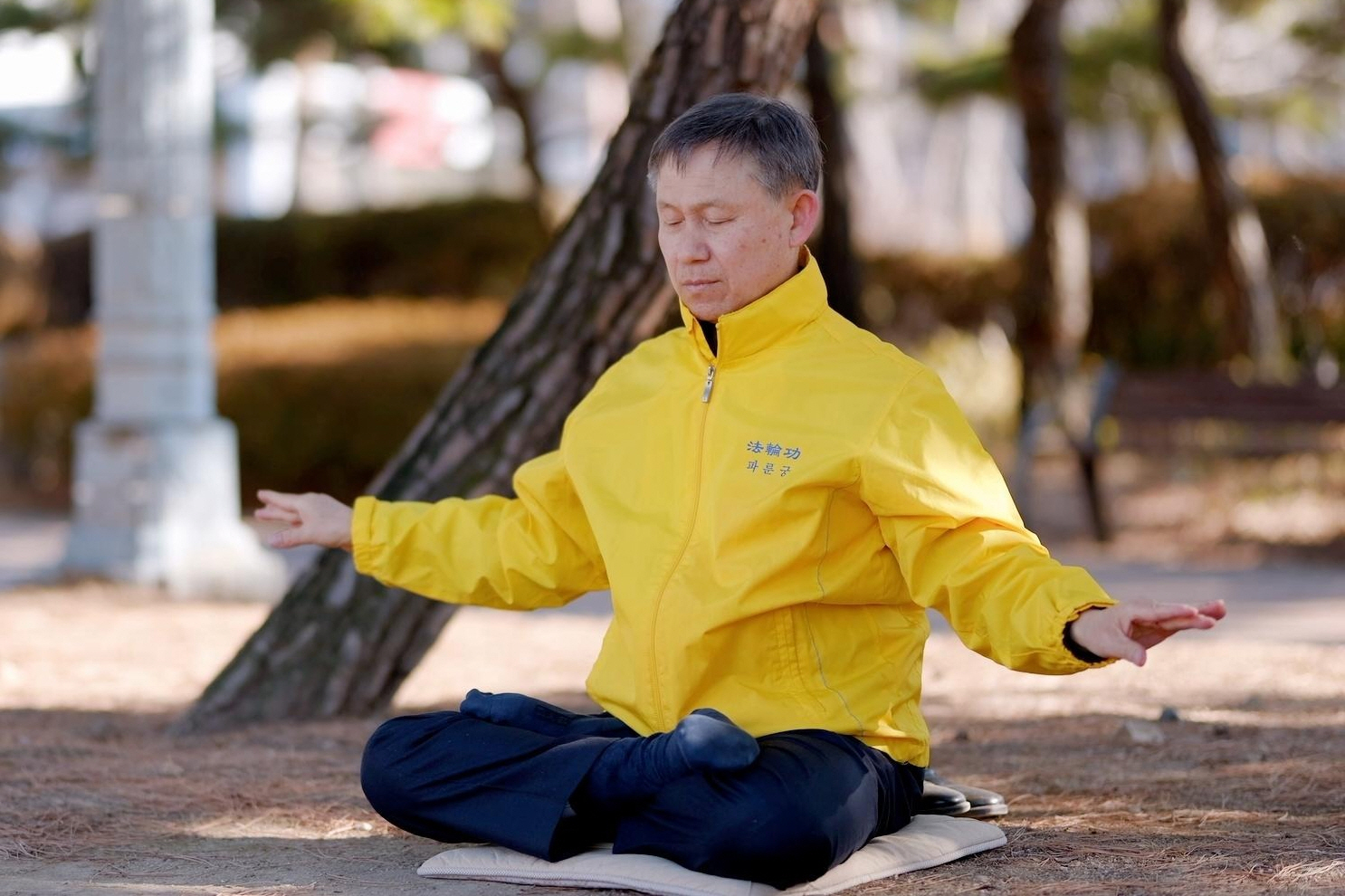 图2~3:修炼二十年,他每天都阅读《转法轮》和炼法轮功功法。