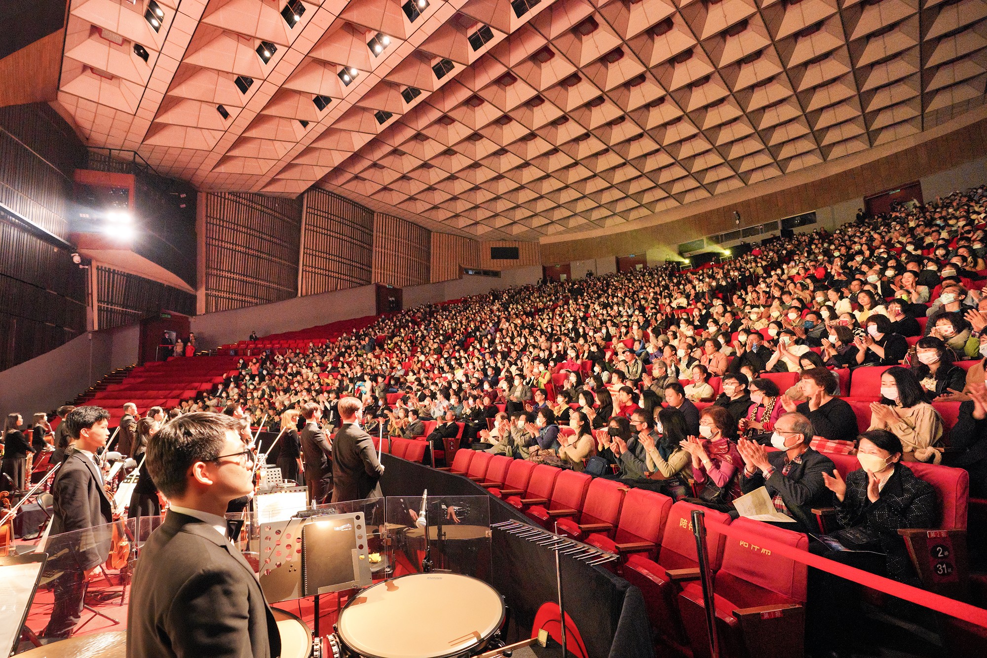 图2:二零二三年四月一日,晚间神韵世界艺术团在台北国父纪念馆的演出,气氛热烈,观众掌声连连,神韵艺术家也以三次谢幕回应观众热情。(大<span style='max-width:0px!important;margin-left:-4px;color:#eee!important;'>.</span>纪<span style='max-width:0px!important;margin-left:-4px;color:#eee!important;'>.</span>元<span style='max-width:0px!important;margin-left:-4px;color:#eee!important;'>;</span>)