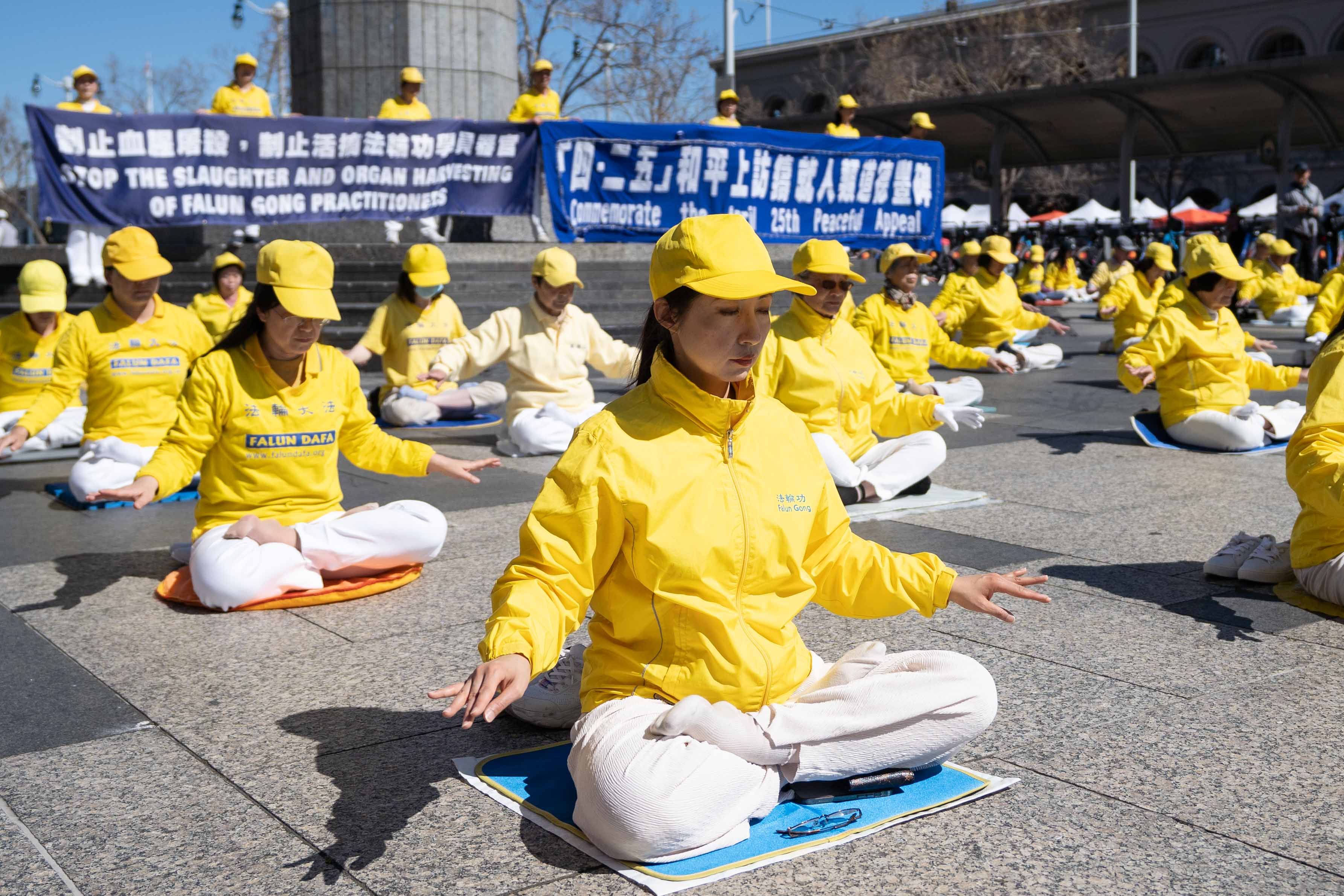 图2~7:法轮功学员在炼功