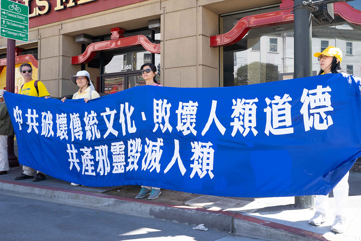 图11~16:法轮功学员在中国城举办真相长城