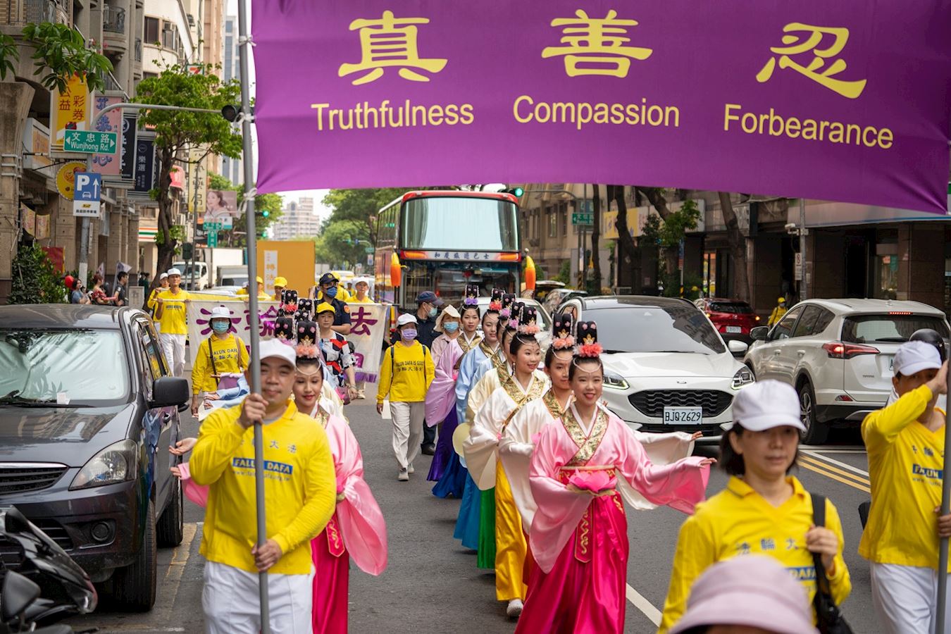 '图1~4:四月二十二日在高雄举办纪念“四·二五”中国法轮功学员和平上访二十四周年游行活动。'