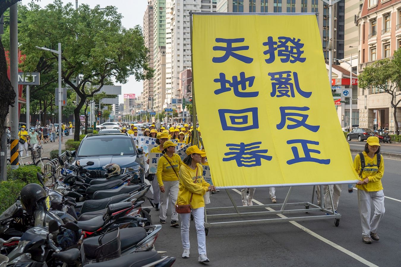 '图5~7:台湾法轮功学员向各界呼吁,共同制止中共对法轮功的残酷迫害。'